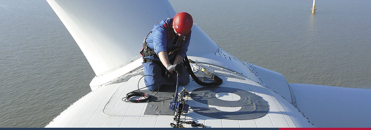 Operario inspeccionado turbina eólica Servicio de inspección de aerogeneradores