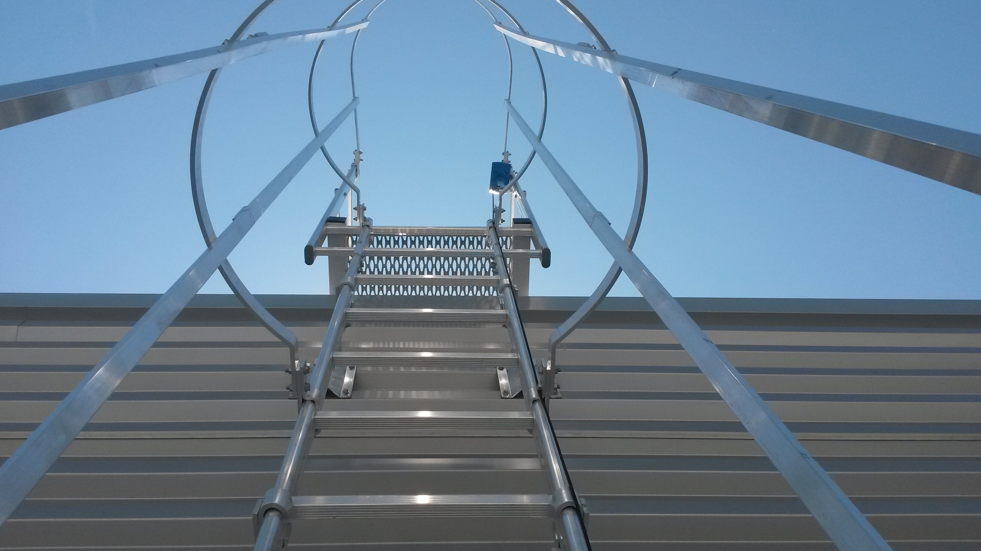 Escaleras fijas de seguridad con quitamiedo