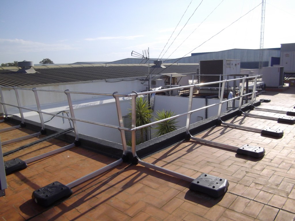 Instalación de una barandilla de seguridad contrapesada sobre una cubierta