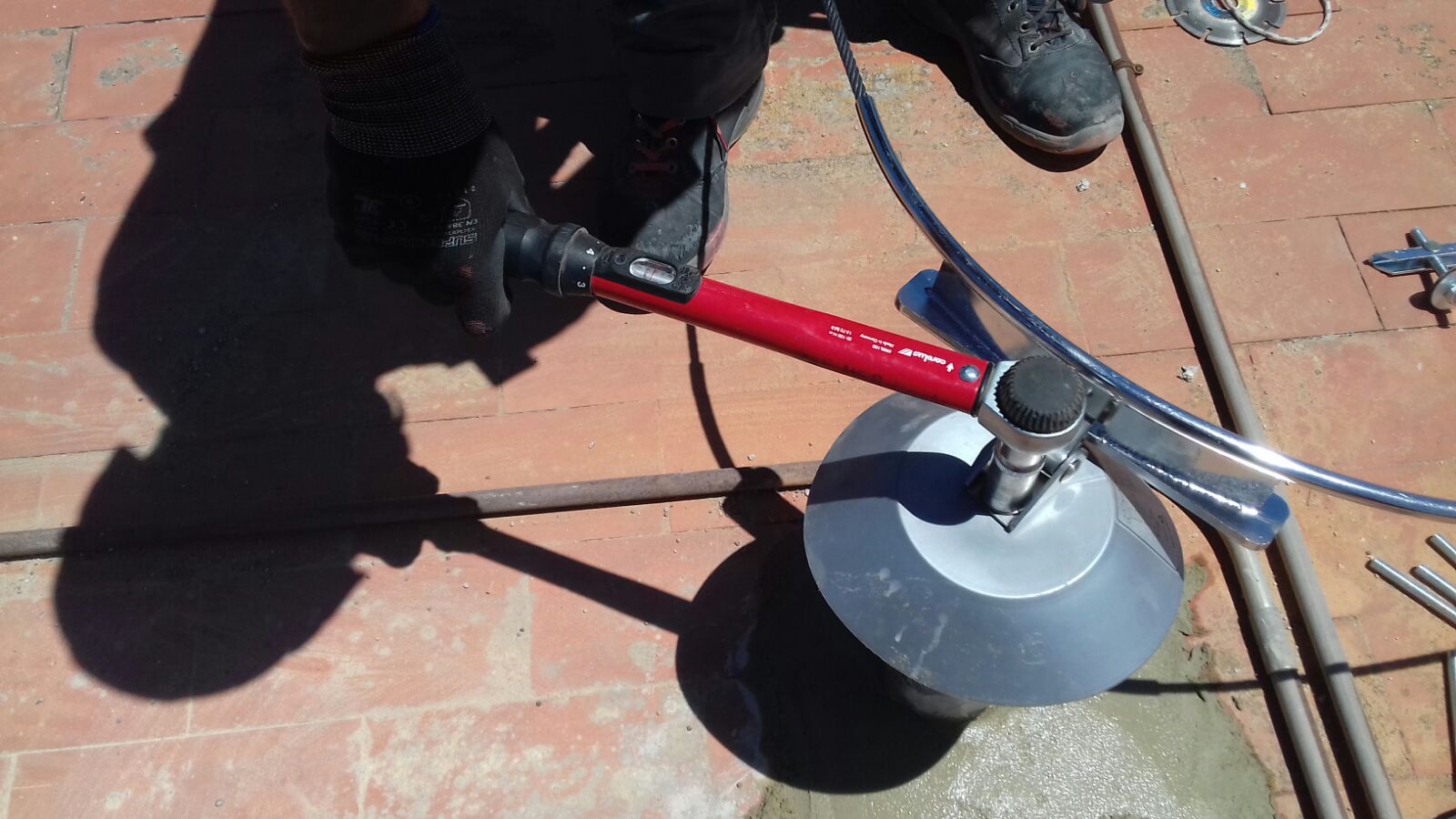 Revisiones de los sistemas de seguridad para trabajos en altura Un trabajador realiza una revisión a un dispositivo de anclaje