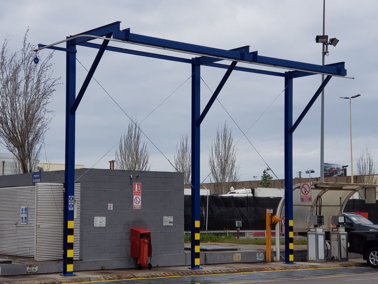 Instalación de un pórtico o muelle de carga fijo con línea de vida